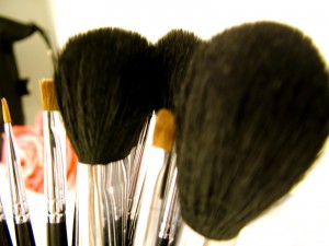 Auch flüssiges Make-Up lässt sich am besten mit einem Pinsel oder den Fingern auftragen