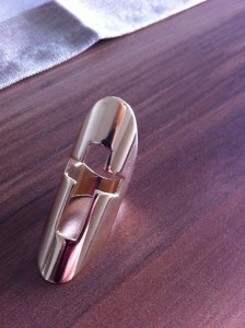 Frühjahrs-Accessoire-Trend: große Gliederringe, die sich über (mindestens) 2 Fingerglieder erstrecken Frühjahrs-Accessoire-Trend: große Gliederringe, die sich über (mindestens) 2 Fingerglieder erstrecken