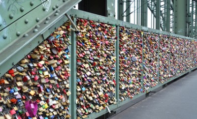 Liebesschlösser an einer Brücke