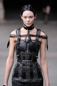 Design von Alexander McQueen auf der Pariser Fashion Week im März 2011