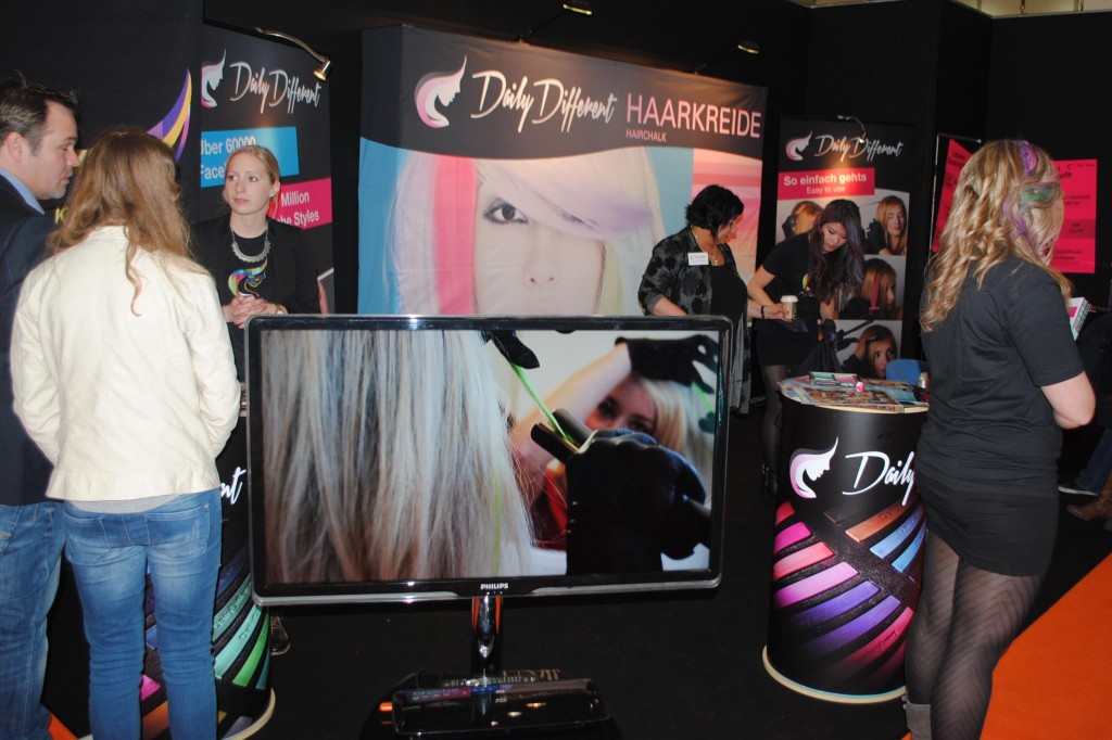 Haarkreide als Blickfang auf der Top Hair 2014 in Düsseldorf
